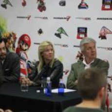 María de Villota y su padre en la presentación de 'Mario Kart 7'