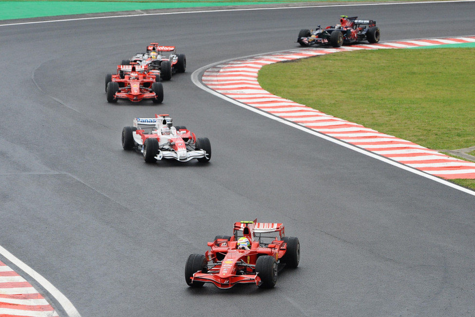 Massa lidera las primeras curvas