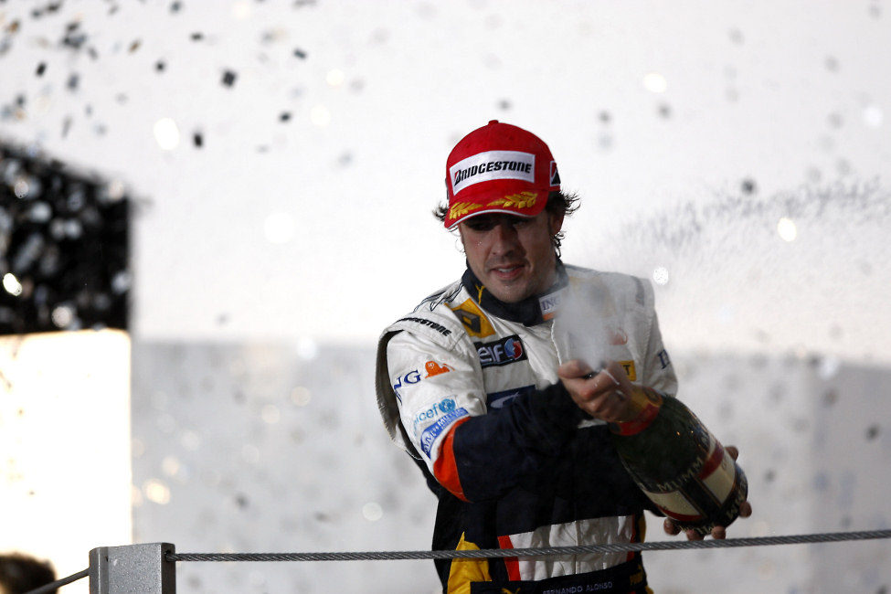 Alonso celebra con champán