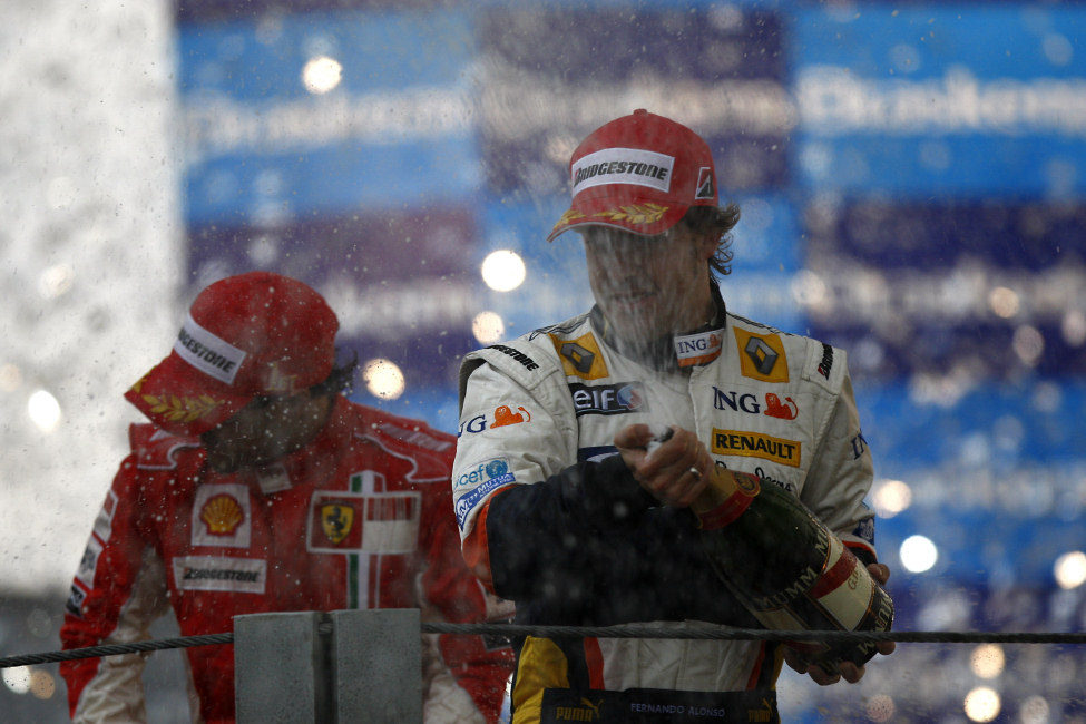 Alonso moja a sus ingenieros con champán
