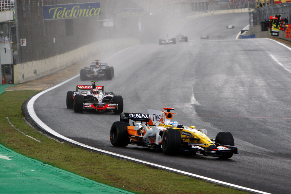 Alonso mantiene detrás a Kovalainen