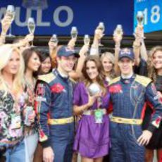 Vettel y Bourdais posan con las chicas