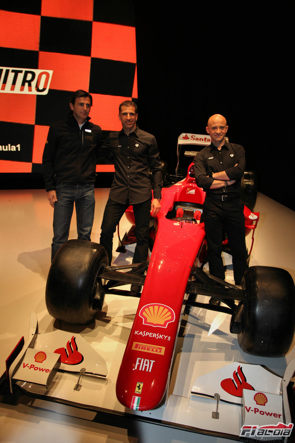 De la Rosa, Gené y Lobato junto al Ferrari
