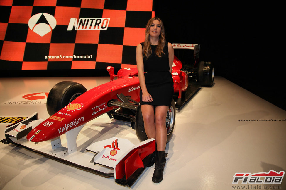 Nira Juanco y el Ferrari