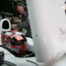 Kamui Kobayashi en el box de Sauber en los test de Barcelona