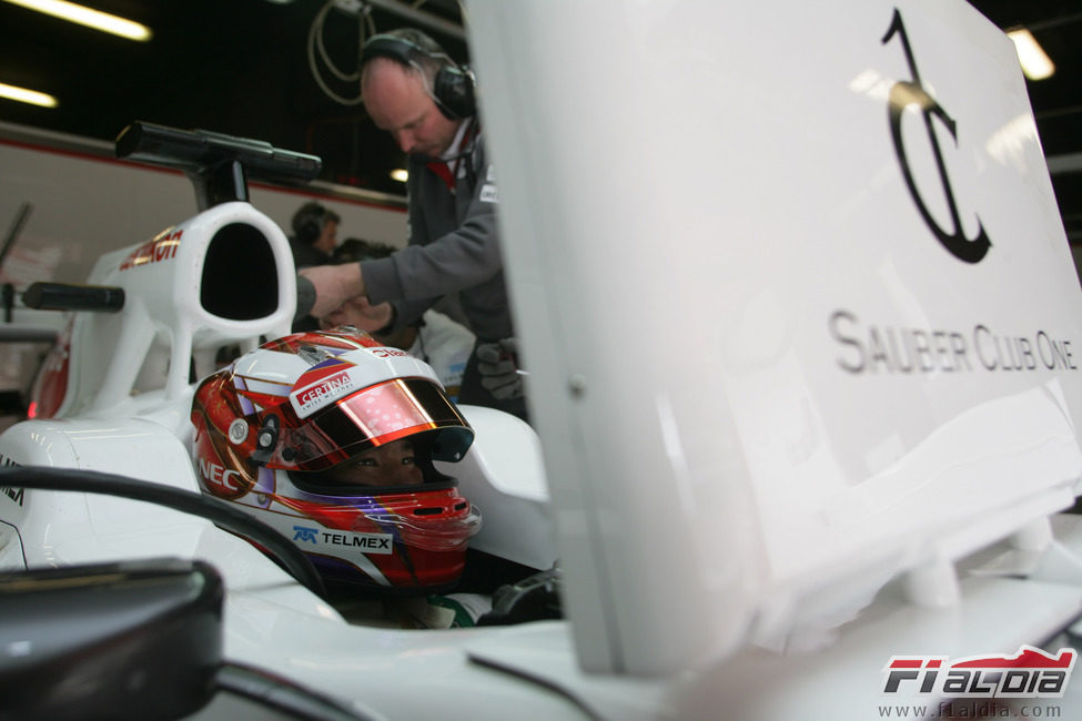 Kamui Kobayashi en el box de Sauber en los test de Barcelona