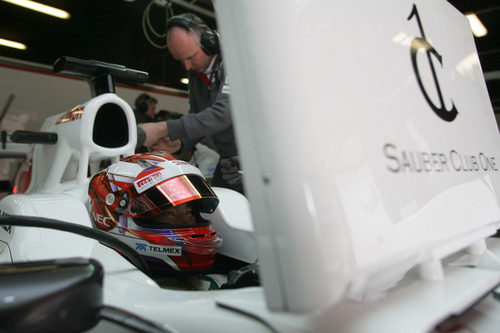 Kamui Kobayashi en el box de Sauber en los test de Barcelona