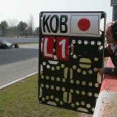 Kamui Kobayashi en la recta de Montmeló en los test de pretemporada