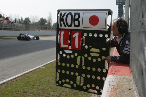 Kamui Kobayashi en la recta de Montmeló en los test de pretemporada