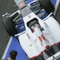 Kamui Kobayashi sale del box de Sauber en los entrenamientos en Barcelona