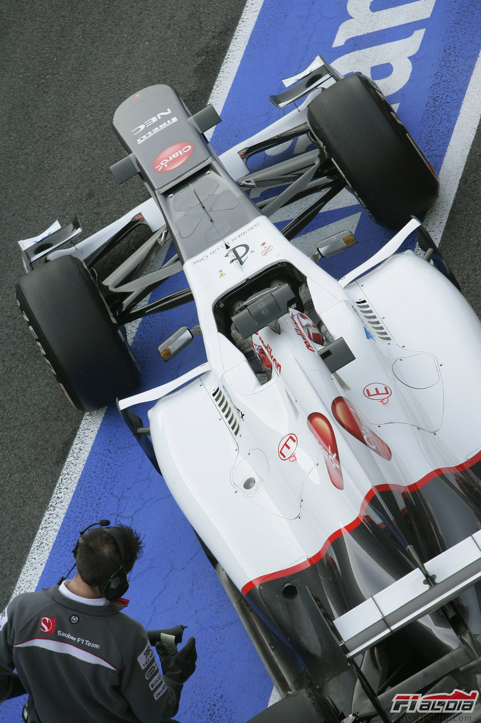 Kamui Kobayashi sale del box de Sauber en los entrenamientos en Barcelona