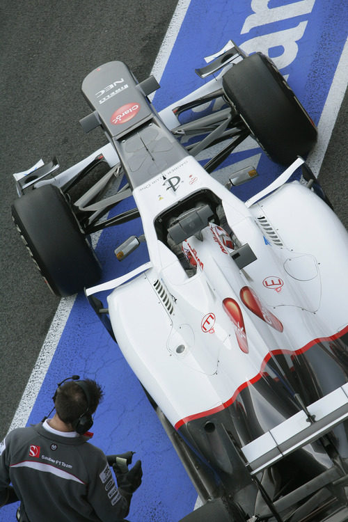 Kamui Kobayashi sale del box de Sauber en los entrenamientos en Barcelona