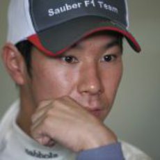 Kamui Kobayashi pensativo durante los entrenamientos de pretemporada en Barcelona