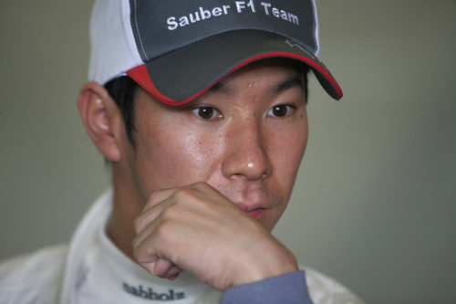 Kamui Kobayashi pensativo durante los entrenamientos de pretemporada en Barcelona