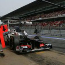 Kamui Kobayashi hace un pit-stop durante los test de pretemporada en Barcelona