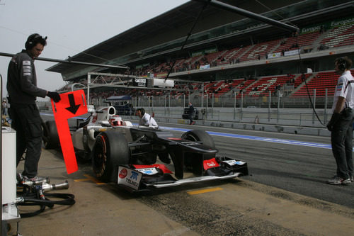Kamui Kobayashi hace un pit-stop durante los test de pretemporada en Barcelona