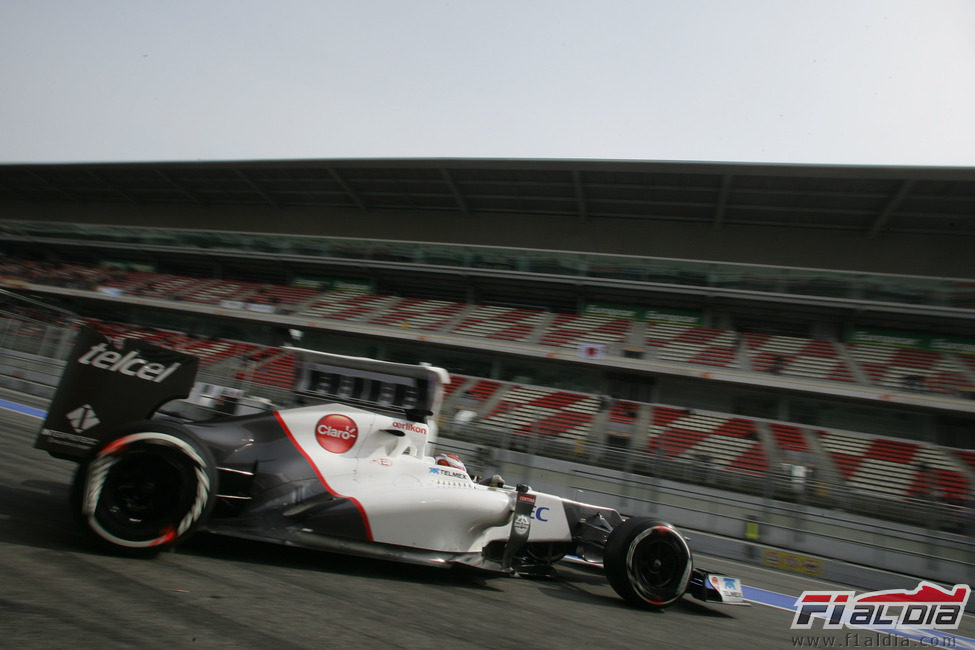 Kamui Kobayashi sale al pit-lane de Montmeló 