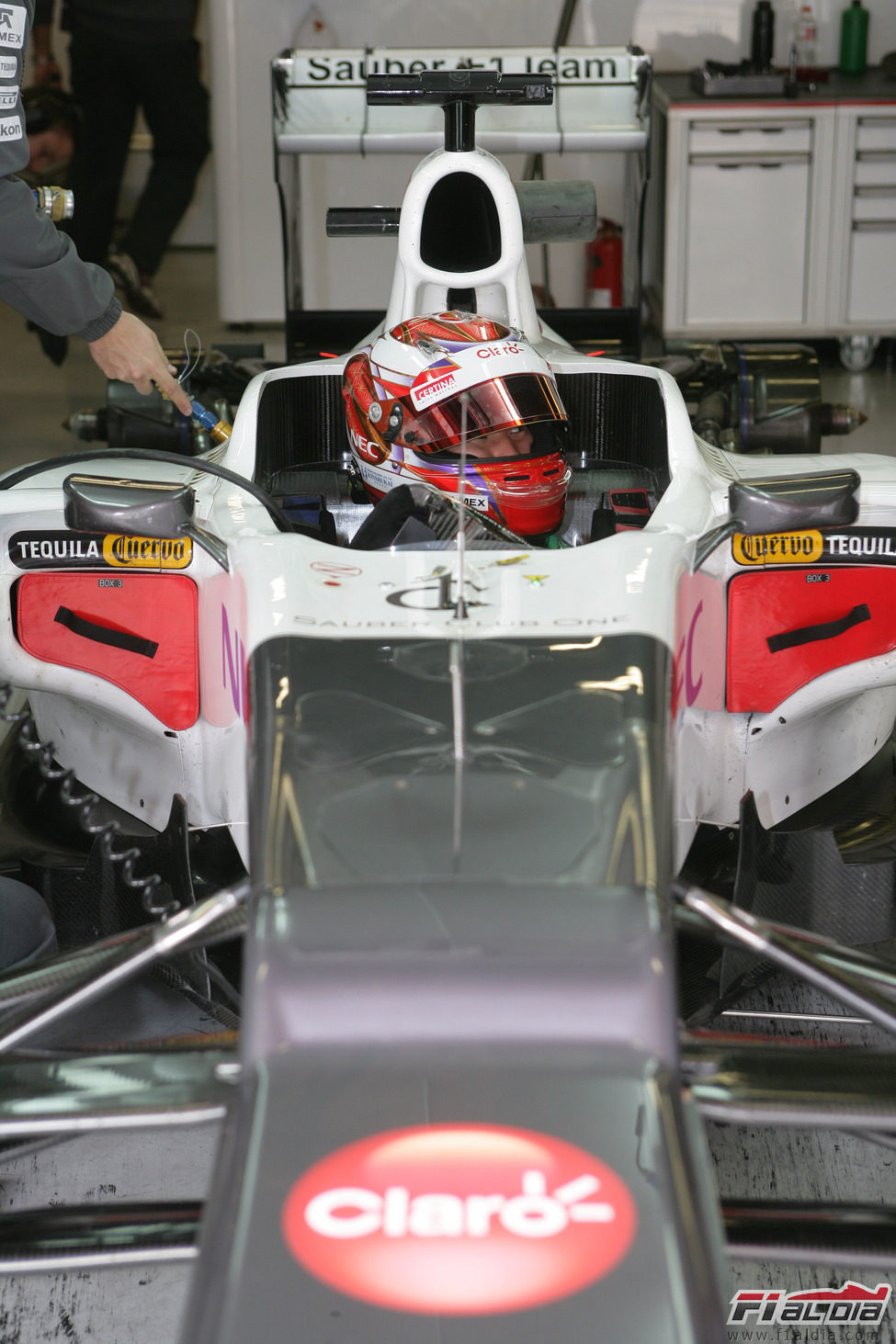 Kamui Kobayashi dentro del C31 en el box de Sauber