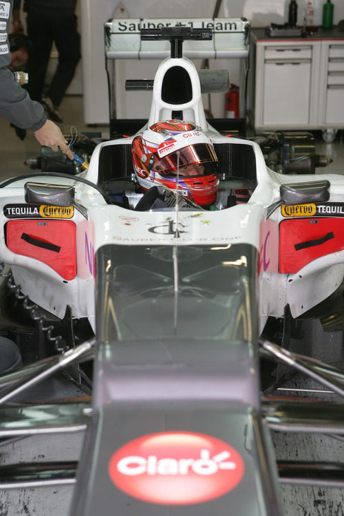 Kamui Kobayashi dentro del C31 en el box de Sauber