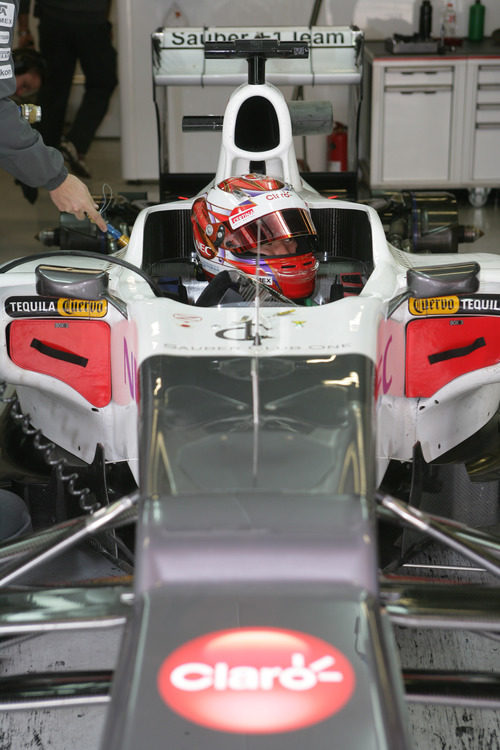 Kamui Kobayashi dentro del C31 en el box de Sauber