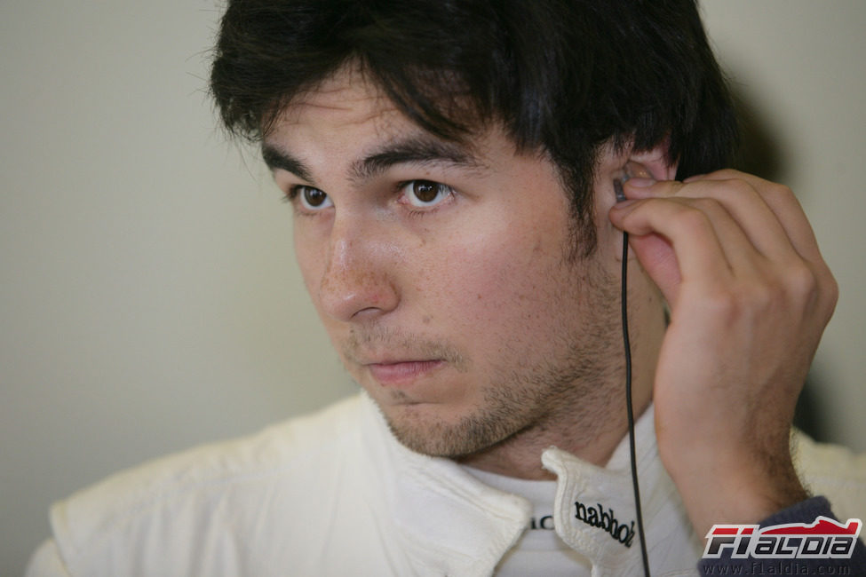 Sergio Pérez se pone los auriculares antes de subirse al coche