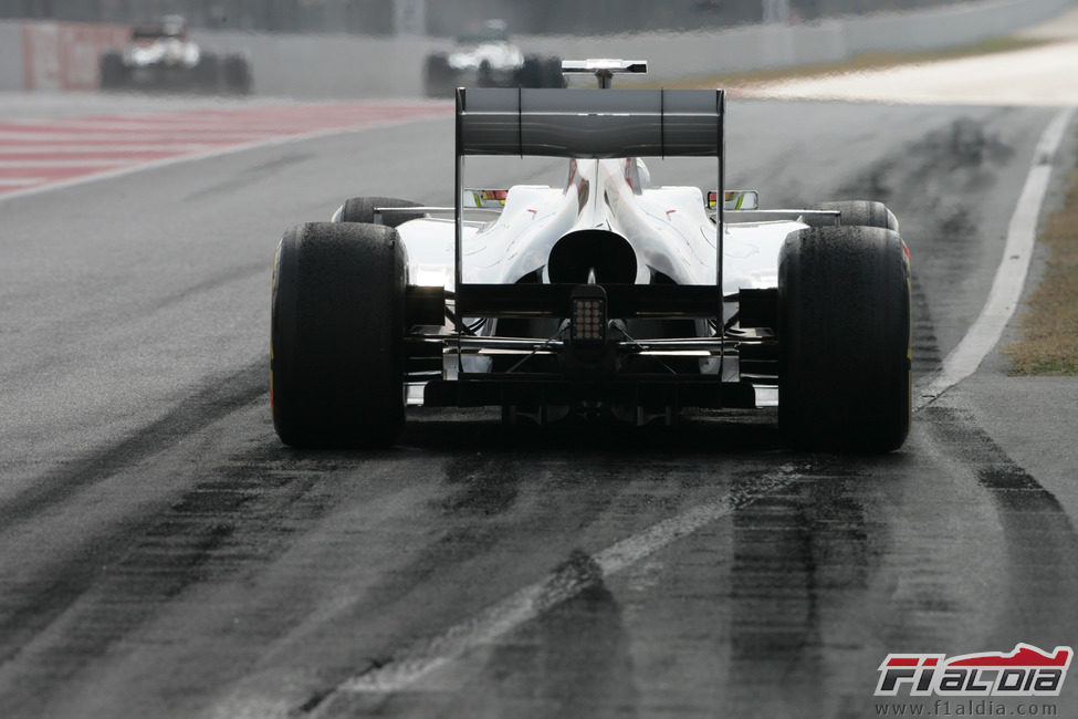 Trasera del Sauber C31 saliendo del pit-lane de Montmeló