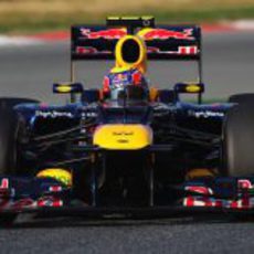 Mark Webber toma una curva durante los test de Barcelona