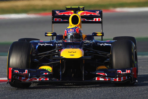 Mark Webber toma una curva durante los test de Barcelona