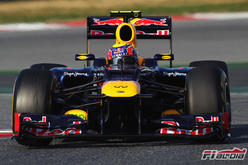 Mark Webber toma una curva durante los test de Barcelona