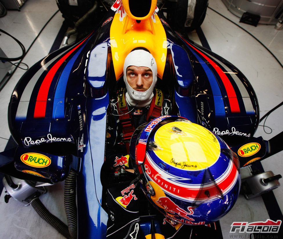 Mark Webber sentado en su nuevo RB8