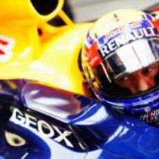 Mark Webber con el casco puesto espera para salir del box