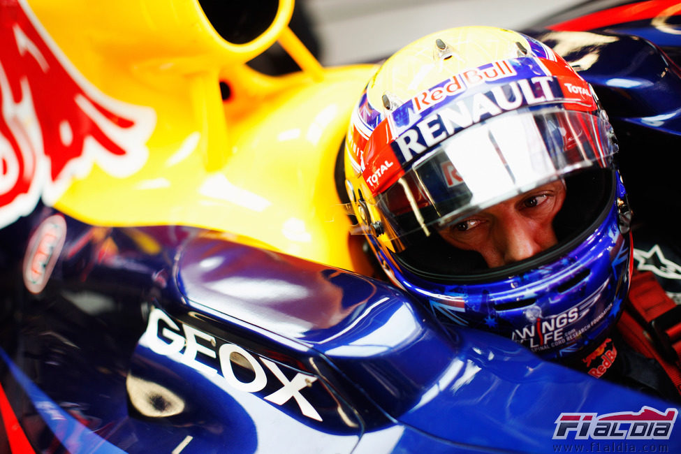 Mark Webber con el casco puesto espera para salir del box