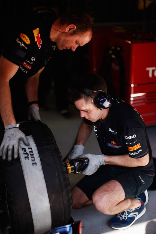 Mecánicos cambian una rueda al monoplaza de Mark Webber