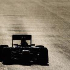 Mark Webber rueda al atardecer en Montmeló