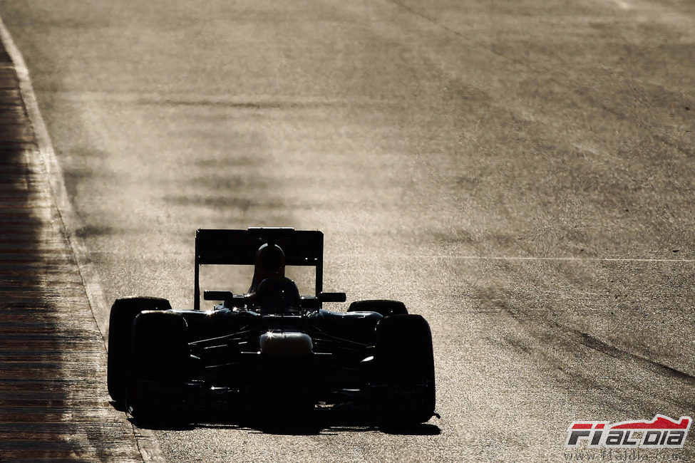 Mark Webber rueda al atardecer en Montmeló