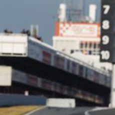 Mark Webber sale de boxes en Montmeló