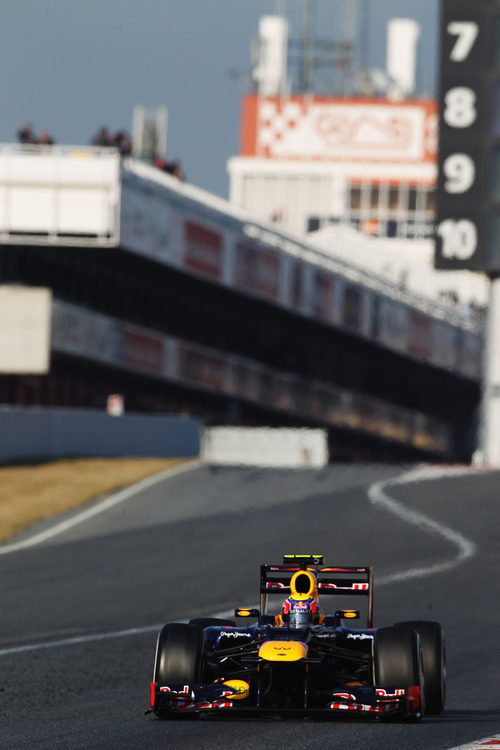 Mark Webber sale de boxes en Montmeló