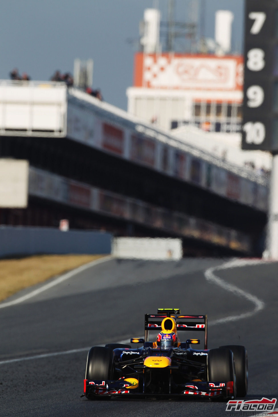 Mark Webber sale de boxes en Montmeló