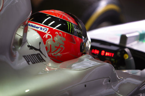 Michael Schumacher sentado en el Mercedes W03