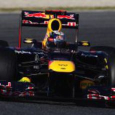 Sebastian Vettel toma una curva en el Circuit de Catalunya