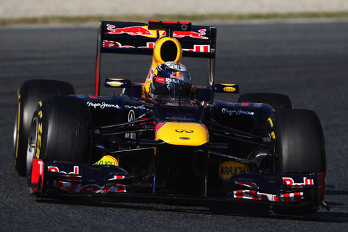 Sebastian Vettel toma una curva en el Circuit de Catalunya