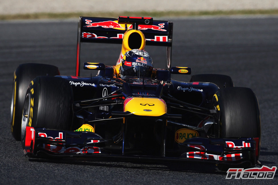 Sebastian Vettel toma una curva en el Circuit de Catalunya