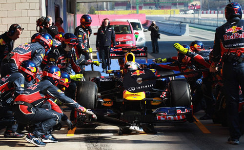 Red Bull practica un pit-stop con Sebastian Vettel