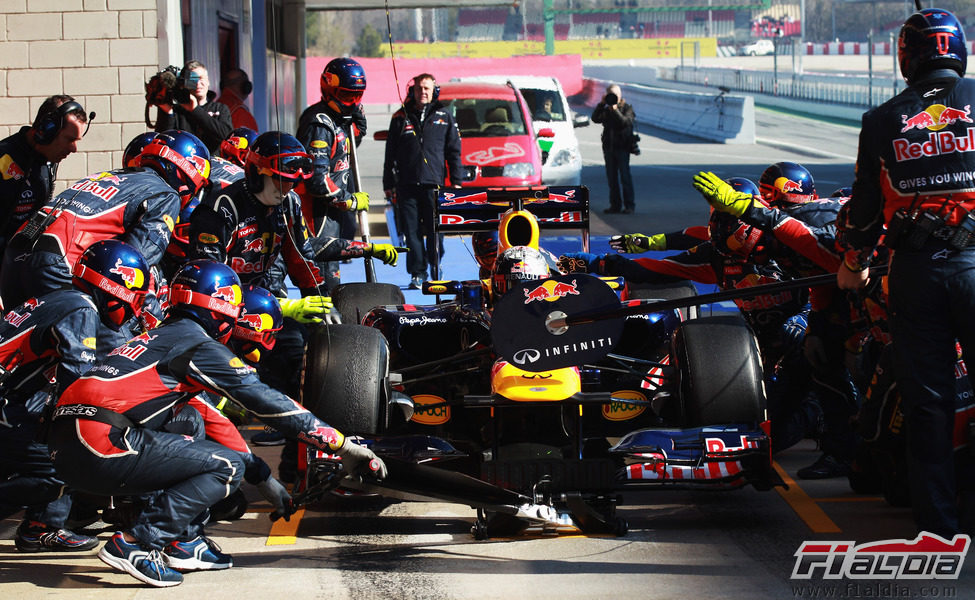 Red Bull practica un pit-stop con Sebastian Vettel