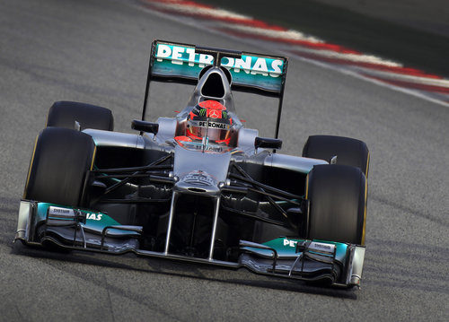 Michael Schumacher rueda en Montmeló con el W03