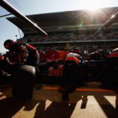 Red Bull entrena un pit-stop con Vettel bajo el sol