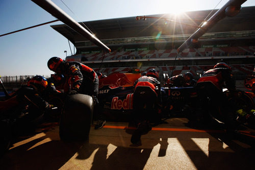 Red Bull entrena un pit-stop con Vettel bajo el sol