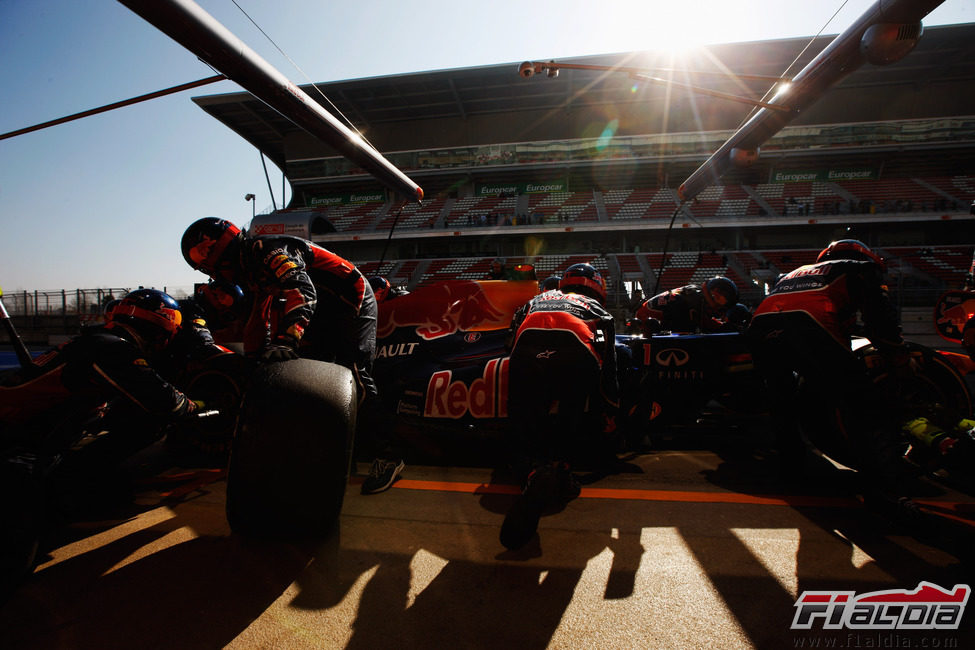 Red Bull entrena un pit-stop con Vettel bajo el sol