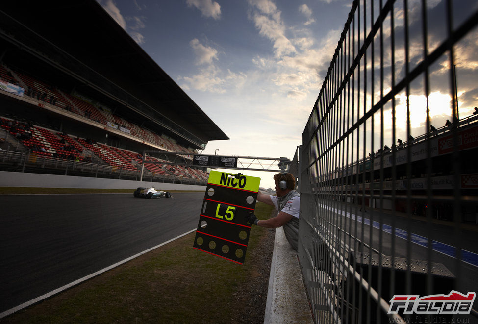 Nico Rosberg pasa por la recta principal en Barcelona