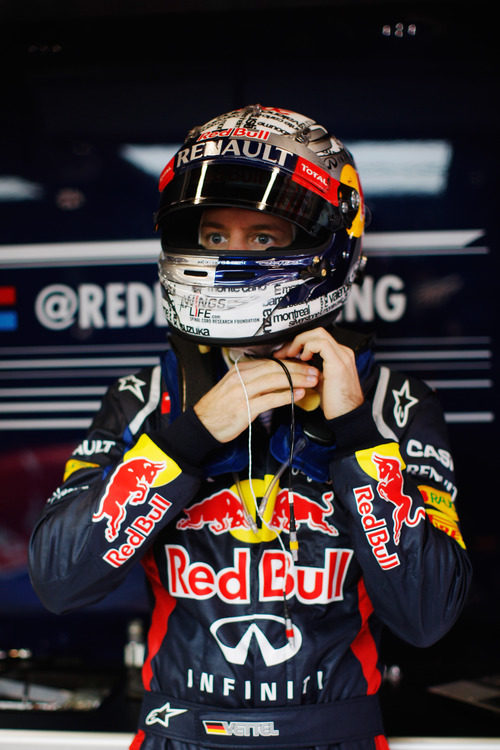 Sebastian Vettel se pone el casco antes de salir del box